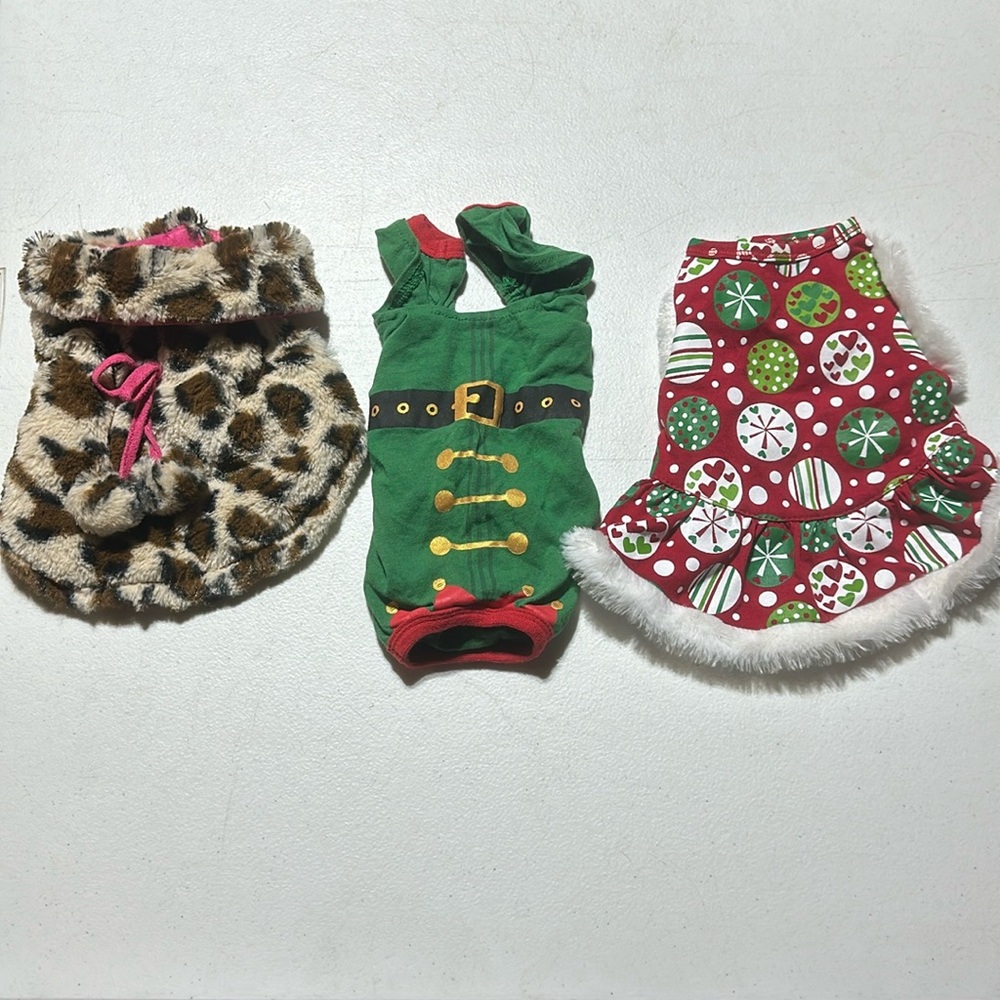 5 size small doggie outfits + life vest (fits dogs roughly 6-10lbs)- NWT